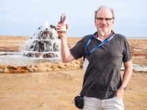 Artesischer Brunnen auf dem ehemaligen Seegrund, Wasser ist belastet, deswegen Dosenbier