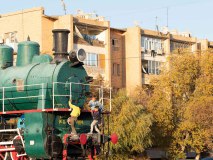 Im Hintergrund die Plattenbauten