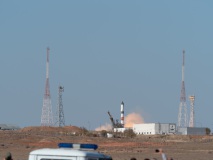 Das Grollen steigert sich und langsam steigt die Rakete auf