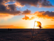 Die Fahnen markieren den Weg durch die Lagune