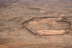 Ödes Land mit Resten von Mauern