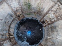 In manchen der Betonhauben waren in der Mitte Löcher, durch die man in die Silos schauen konnte