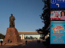 Direkt daneben der Palast der Republik steht das Abay Kunanbaiuly Monument