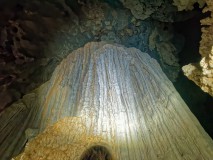 Stalagmiten und Stalaktiten